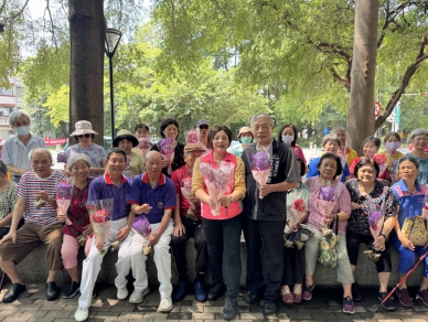 氣球花活力綻放！民進黨台中市議員陳雅惠前進東門里　陪長輩健康操、提前歡慶母親節