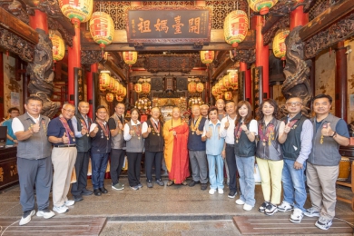 佛光山心保住持率圓滿受戒僧眾行腳托缽 抵達新港奉天宮祈福圓滿