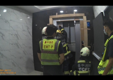 密閉空間驚魂電梯卡住5人受困   頭家警消聯手解危