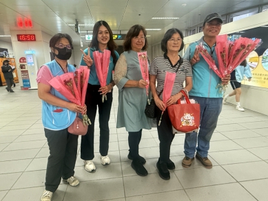 搭捷運傳馨意！中捷攜手聯邦銀行贈旅客康乃馨暖迎母親節