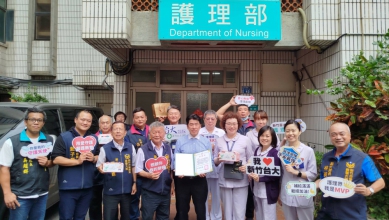 新竹市義警大隊用行動挺醫護    周鑫宏率隊赴臺大新竹醫院致贈護師節蛋糕與面膜