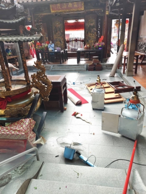 男子在萬和宮內突然抓狂毀損物品當場被警方制伏