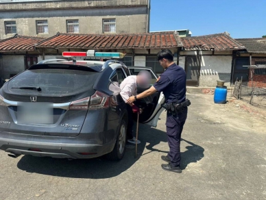90歲老翁騎車突癱軟　警開巡邏車暖喊：我們送你回家