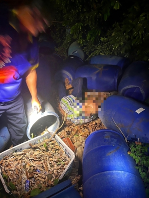失智翁離家突失聯　受困塑膠桶堆深處驚險獲救