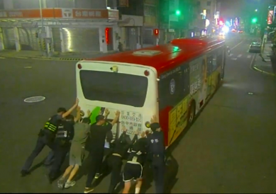 公車拋錨七人發揮洪荒之力將數噸重的公車推至安全處