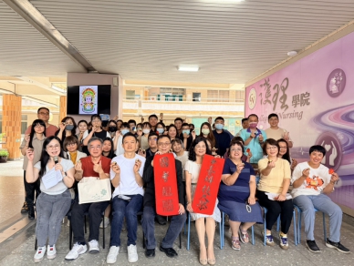 中臺科大舉辦護師節慶祝暨國考祈願活動為護理學子加油打氣