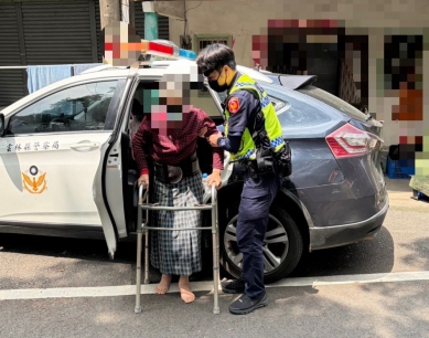 烈日下受困街頭　81歲翁求助警方感動喊「有警察真好」