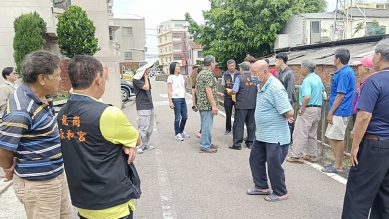 中市水利局人員勘查龍泉市場前道路塌陷情形市民齊聚關心議員張家銨也到場提建議