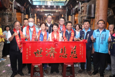 北屯松竹寺香火綿延近兩世紀 盧秀燕贈匾「慈悲濟世」感謝護佑地方