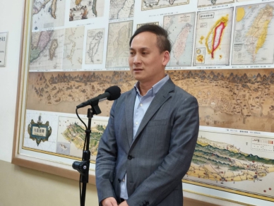 葉元之立委教育委員會上表示不滿