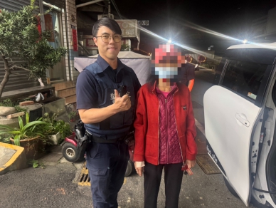 85歲婦代步車沒電迷途　豐原警助返家團圓