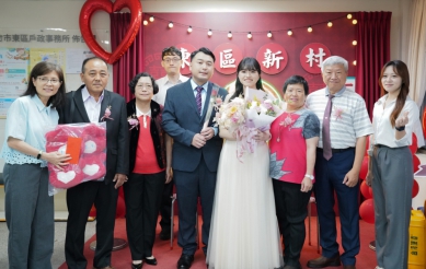520湧現結婚大熱潮   高虹安送新人玫瑰花並獻上深深祝福