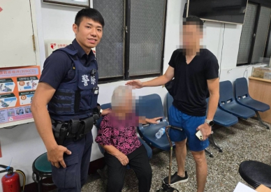 深夜守候不缺席　潭子警陪伴迷失嬤平安返家