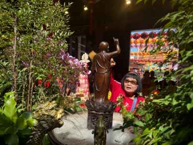 大甲鎮瀾宮慶祝釋迦牟尼佛聖誕　舉辦浴佛龐大信眾參加