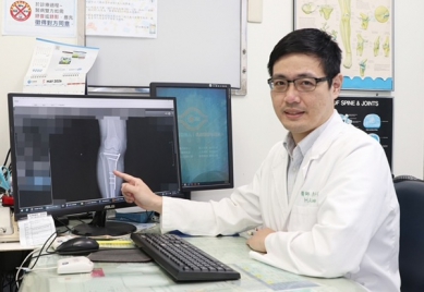 膝蓋骨折腿部腫脹險截肢  固定手術＋高壓氧治療解危機