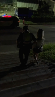 感情受挫深夜獨坐高美濕地海邊清水警冒險翻越欄杆即時救援阻憾事