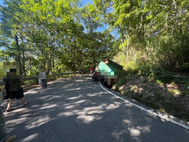 仁愛警分局助事故車脫困(