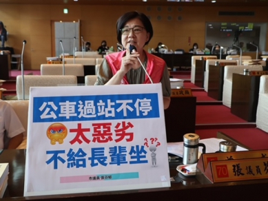 民進黨台中市議員張芬郁痛批公車過站不停太惡劣 ? 交通局長竟稱比例很少