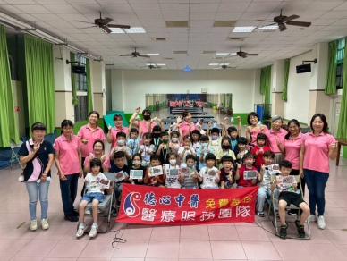 端午飄香傳溫情！新平國小攜手德心中醫  小一學童手作香包體驗傳統文化