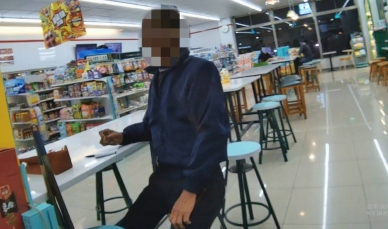 雙杖翁迷途街頭  警自掏腰包買熱粥暖哭眾人