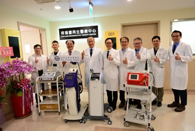 亞大醫院疼痛暨再生醫學中心揭牌  患者滿意度高  笑：找回安心感覺