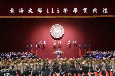 英業達前董座李詩欽借鏡黃仁勳鐵律示警AI時代學歷保鮮期剩3年 籲東海畢業生鎖定「海外1兆美金台商市場」