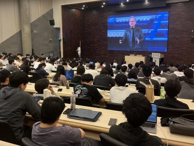 東海緊鄰台積電登黃仁勳背板全校嗨翻 三度直播黃仁勳GTC Taipei演講打造中部最大AI科技觀測站