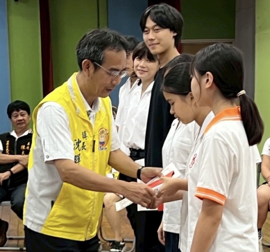 斗南學子受惠！他里霧基金會頒獎學金　沈暉勛加碼助清寒學生