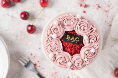 畢業季最有儀式感的甜點祝福！BAC「玫瑰紅絲絨蛋糕」限定登場，以浪漫紅絲絨預約人生下一站開門紅