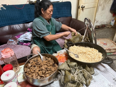 端午節將至　媽媽忙著為兒女綁肉粽