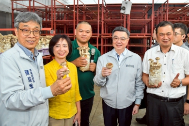 卓榮泰參訪臺中現代化智能環控香菇栽培場 肯定落實「智慧、韌性、永續、安心」四大農業政策主軸