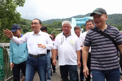 圖說 侯友宜市長(左二)視察坪林拱橋防蝕塗裝、周邊道路鋪面改善工程，工務局長馮兆麟(左四)一同前往。