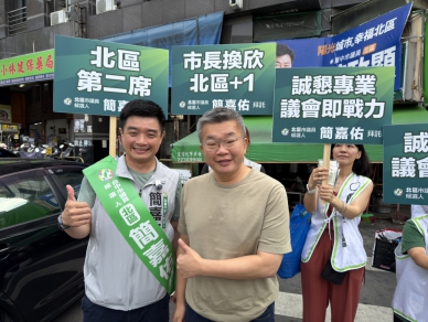 立委蔡其昌親陪子弟兵簡嘉佑致中市北區市場拜票