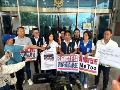 男網友臉書留言涉性暗示惹議　黃佳恬等5議員聯合譴責：網路性騷零容忍