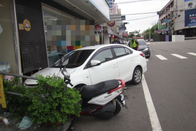 男子開車與迴轉時誤踩油門撞向超商還傷及一人