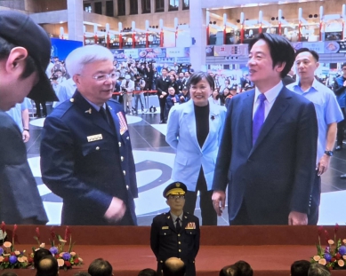 警察局隆重登場賴總統及卓院長表揚模範警察