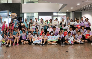 嘉義基督教醫院「老幼生命星光故事展」開幕 新埤國小畢業生訪談長者創作繪本