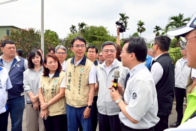 行政院長卓榮泰視察「外轆排水治理工程」 副縣長王瑞德盼中央維持負擔比例