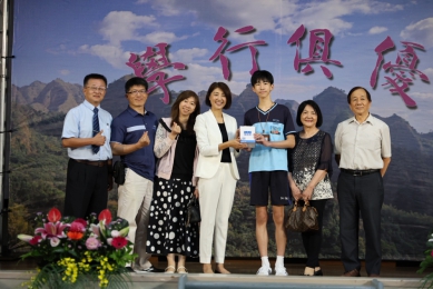 許縣長頒發縣長獎 表揚全縣408位畢業生