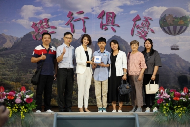 許縣長頒發縣長獎 表揚全縣408位畢業生