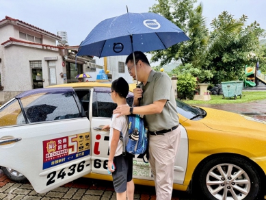 畢業暖心告白！太平山區黃竹國小學生手寫感謝卡  中市小黃公車駕駛：最寶貴的獎狀