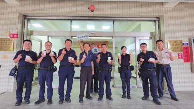 專屬波麗士的小確幸！烏日分局長「阿賢師」親做「雙主菜活力刈包」融化同仁心