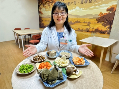 吃完粽子秒想睡？不是沒睡飽！營養師揭端午「暈碳陷阱」　低碳粽減熱量又減碳   豐原醫院營養師分享「彩蔬毛豆穩糖低碳粽」守護健康與地球