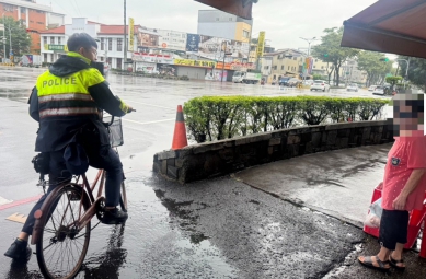 大雨中最暖接力!豐原警化身「鐵馬騎士」護送7旬嬤返家