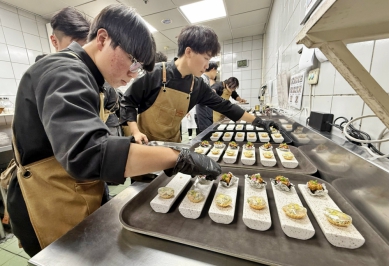 弘光科大《Formosa 75°》餐會  「米其林10星」的主廚聯手指導  45名大三學生翻轉當令食材美味