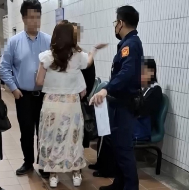 惡霸女無悔意再於法庭灑潑   法官裁定七月二日起延押兩個月