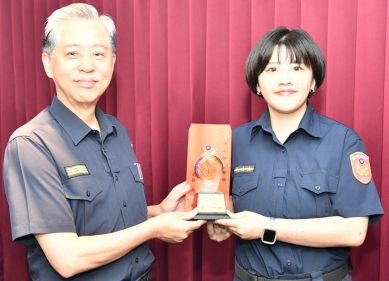 蔡幸恩搶救仰藥自殘女子   局長吳敬田頒獎表揚稱譽