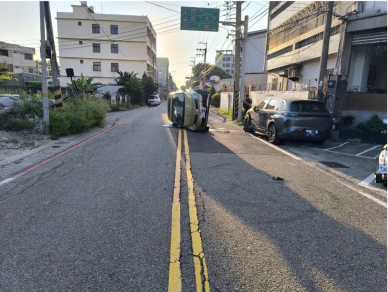 男子開車途中撞及路旁車輛導致翻車卻於脫困後逃逸由警方追緝中