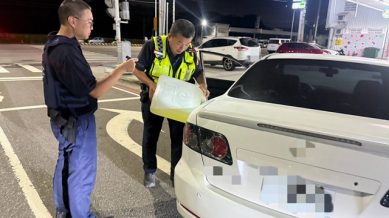 半夜沒油「顧路」暖警所長「這舉動」救援解圍