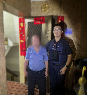 深夜老翁獨騎徘徊街頭   頭家警細心查證助返家